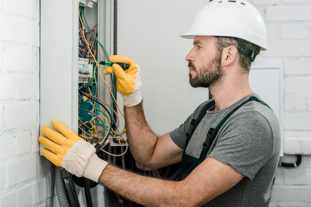 electricista trabajando